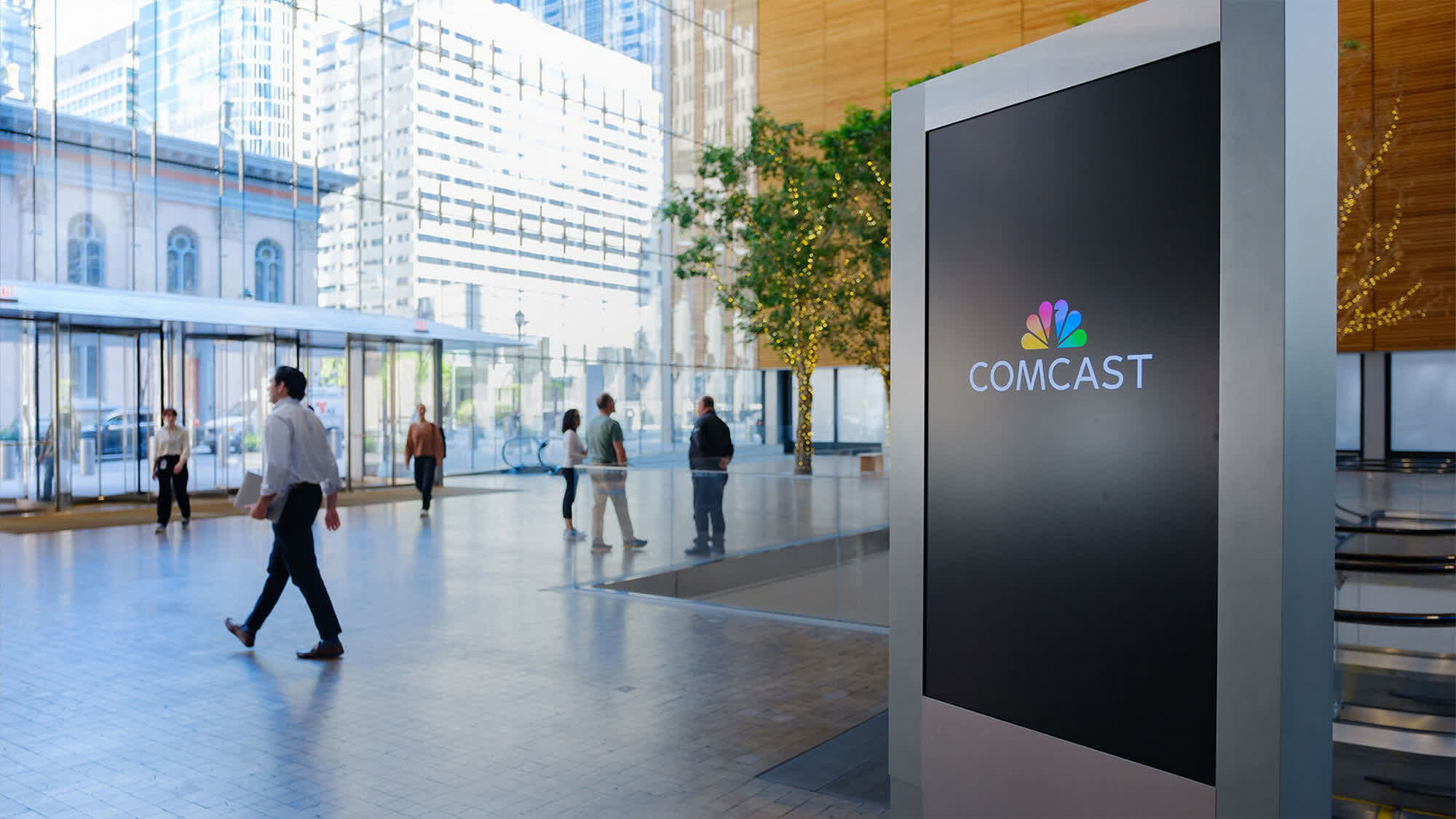 Comcast lost 144,000 broadband customers last quarter, is planning layoffs so AI agents can take over customer service