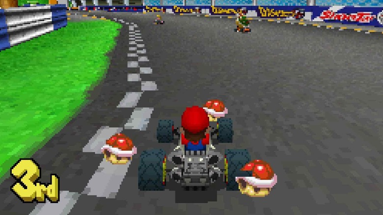 Mario három piros kagylóval sarkon fordul a Mario Kart DS-ben