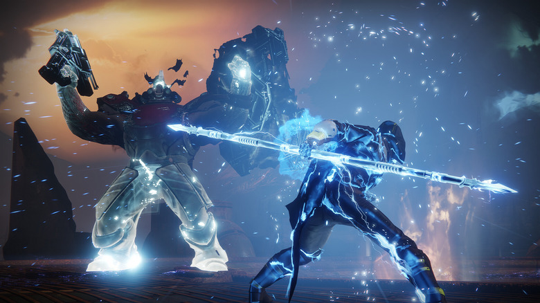 A Destiny 2 játékosa egy nagy főnökkel küzd egy kéken izzó karddal