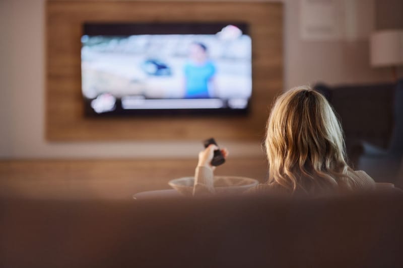 A Samsung Smart TV AI állítólag hangot rögzít a hirdetésekhez 3 Samsung Smart TV állványon, amely szemlélteti a Samsung Smart TV nézői mesterséges intelligencia követésével kapcsolatos aggodalmakat