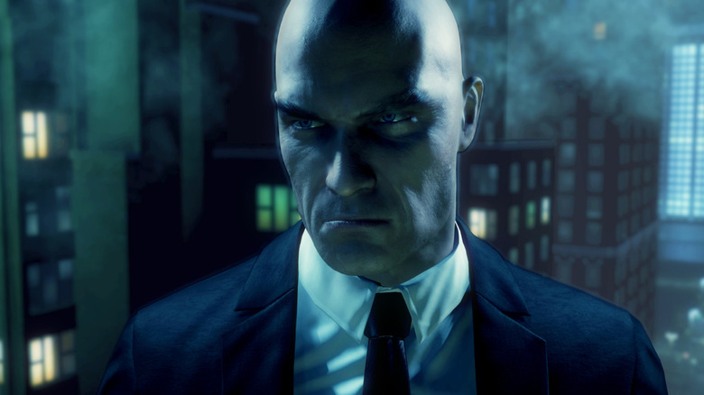 A 47-es ügynök a Hitman: Absolution tetőjéről néz