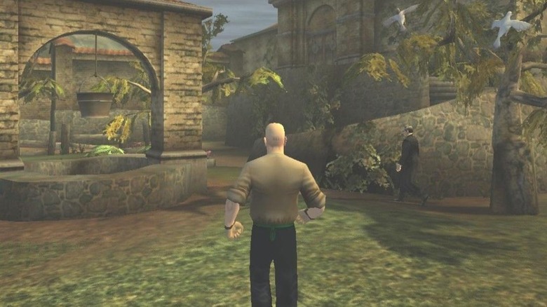 A 47-es ügynök átsétál a Hitman 2: Silent Assassin udvarán