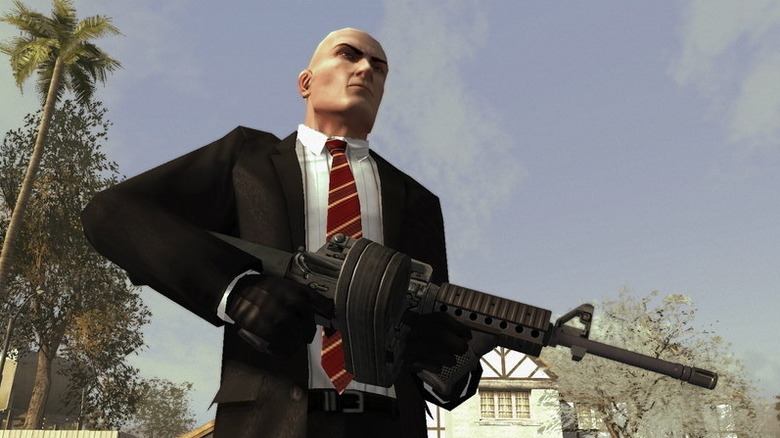 A 47-es ügynök egy géppuskát tart a Hitman: Blood Money-ban
