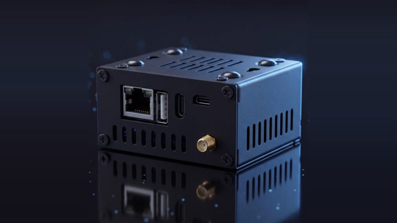 A Foldra Pocket Cloud Server illik a fájlmegosztáshoz egy kulcstartón 2 Foldra zsebfelhő-szerver kulcstartón látható kis érintőképernyős OLED képernyőjével