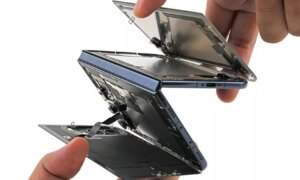 A Teardown három elméletet fed fel arra vonatkozóan, hogy miért repednek meg folyamatosan az iPhone Duo képernyői