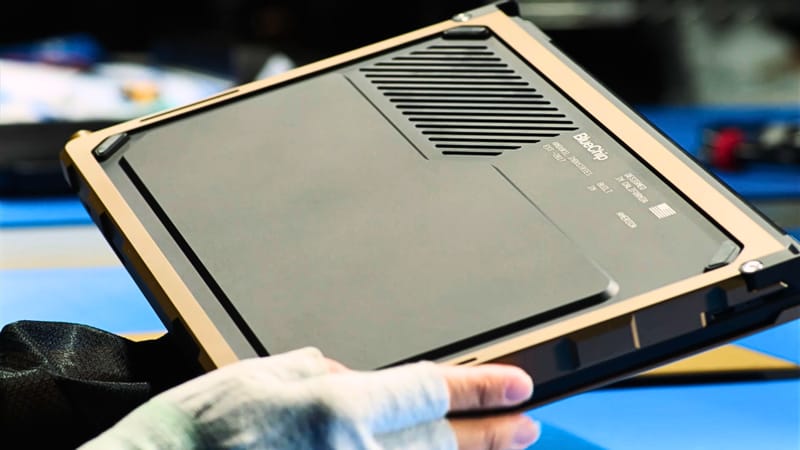 Az Anduril és a Qualcomm elindítja a BlueChip-et az US Laptops 2 gyártása érdekében Laptop prototípus, amely az Anduril BlueChip laptopot képviseli, amely amerikai és rokon beszállítói alkatrészekkel készült