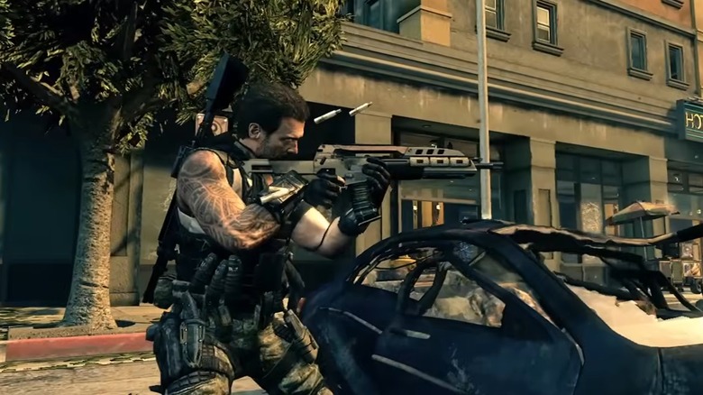 Egy operátor a Black Ops 2-ben Los Angeles utcáin ellenségre lő