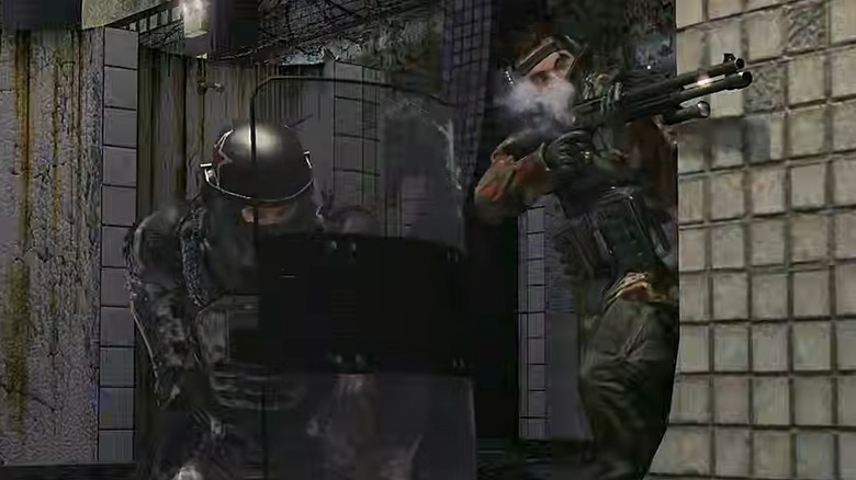 Egy lázadó pajzsos őr és puskás katona a gulág szintjén a Modern Warfare 2-ből