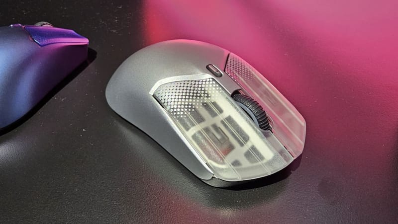 Egyedi egérhéj-generátor szoftver, amely egy 3D-s nyomtatott, játékhoz készült egér testet mutat, érzékelt gombok és csavarlyukak helyével