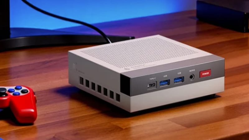 Acemagic Retro X3 Mini PC-csatornák NES-kialakítással Ryzen 7 Power 2-vel Acemagic Retro X3 mini PC szürke, NES-ihlette házban, asztalon ülve