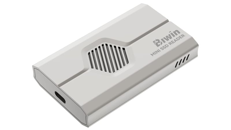 A BiWin Tiny CL 100 Mini SSD-je a Handheld Gaming 1-et célozza meg BiWin CL 100 Mini SSD chip egy érme mellett, hogy illusztrálja annak apró, 15 x 17 mm-es méretét