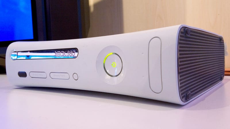 Nyissa meg az Xbox 360 konzol alaplapot egy Raspberry Pi Pico-val, amely egy Xbox 360 feszültséghiba-modhoz van csatlakoztatva