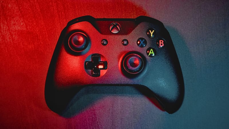 Az Egyesült Államok haditengerészetének lézerfegyver-rendszere mostantól Xbox Controller 1-el működik Tengerész, aki egy Xbox-stílusú kontrollerrel rendelkezik, és a haditengerészet lézerfegyverrendszerét üzemeltette egy hajón