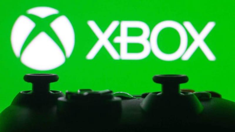 Az Xbox teszteli a hirdetések nélküli felhőalapú játékidőt Game Pass 1 nélkül Xbox-vezérlő egy képernyő mellett, amely az Xbox felhőalapú játékidő-streamelési lehetőségeit mutatja
