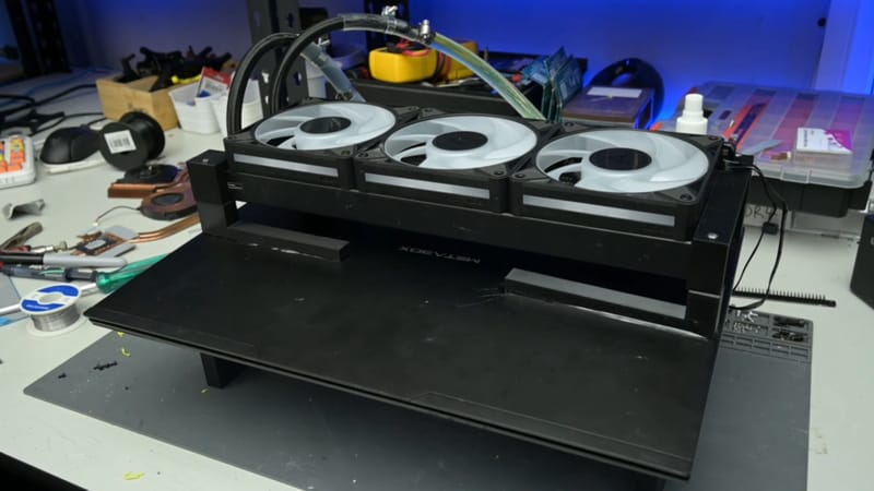 Modder csavarok 360 mm-es AIO radiátor játék laptophoz 1 Laptop AIO radiátor mod, amely külső csöveket és ventilátorokat mutat, amelyek egy játék laptop házához vannak csatlakoztatva