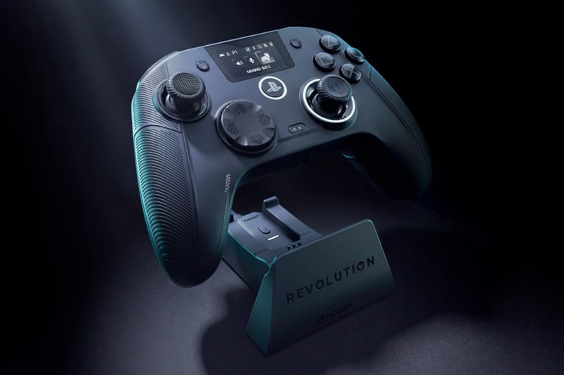 Nacon Revolution 5 Unlimited PS5 vezérlő, amelyen megjelenik a beépített beállítási képernyő