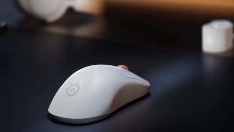 SteelSeries Rival Pro Mice Ditch dongles ultraszéles sávhoz 1 SteelSeries Rival Pro vezeték nélküli játékegér az Ultra-Wideband vevőegység mellett
